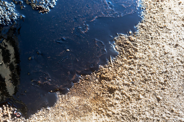 Oil spill clean up vs containment_mini.jpg